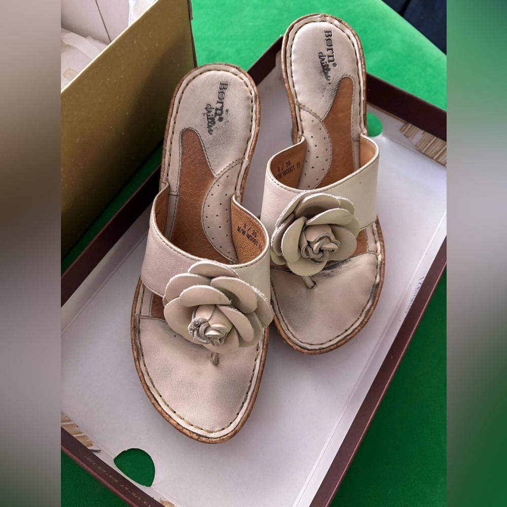 Born Sofie Pearl Wedges with Y2K changeable flowers - Size 8